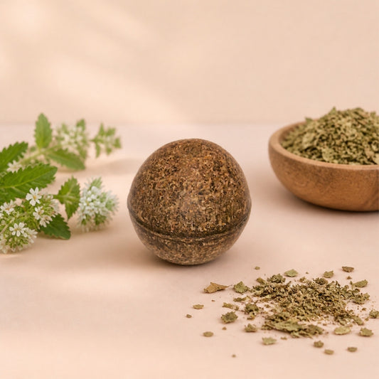Balle de cataire naturelle pour chat, avec brins de cataire fraîche en fleur et bol en bois de feuilles séchées.