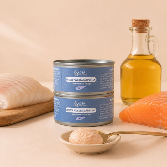 Boîtes de mousse pour chat au poisson Chat Vie et Santé, avec filet de poisson blanc, saumon frais, carafe d'huile et coupelle de mousse.